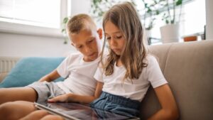Screens, childhood and inequalities: a revealing trio from an early age