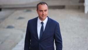 Sébastien Lecornu: What do his handfuls and atypical kisses reveal?