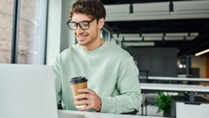 Stress at work: Do you have a difficult task to accomplish? Find out why coffee can help you ...