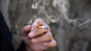Tobacco, alcohol, cannabis: why is it so difficult to stop? Two experts answer us