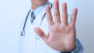 A doctor sued by his patient for refusing treatment: this is what the law says, according to Dr. Kierzek