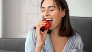 Apple: at what time of day should you eat it to fully benefit from its benefits? Response from a dietitian