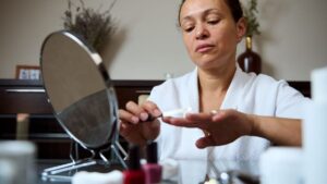 Brittle nails: the foods to favor according to dietitian Vanessa Bedjaï-Haddad