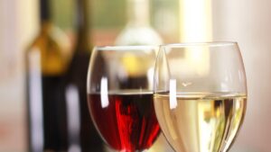 Cancer: the study that puts an end to the myth of red wine and warns about white wine