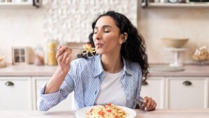 Dinner before 7 p.m., the simple habit that changes everything according to nutritionists