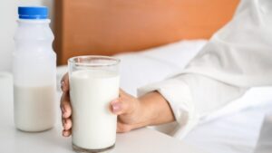 Drink milk before sleeping? The real effects on your sleep according to a dietician