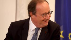 François Hollande photographed for an unexpected… and essential cause