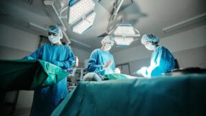 He goes to the hospital to have a prosthesis fitted... and comes out with one leg shorter than the other. Explanations from Dr Gérald Kierzek