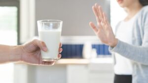 Medicines and milk, the 7 mixtures to never make according to a pharmacist