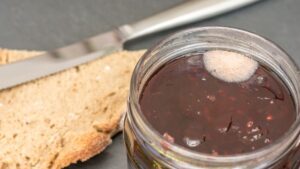 Moldy jam: do you really have to throw out the whole jar? Advice from a dietitian