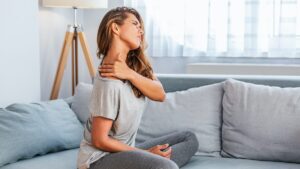 She thought she was suffering from a shoulder contracture, but doctors discovered advanced cancer: this sign that many ignore