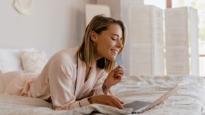 Should you take off your underwear to sleep? Dr Gérald Kierzek warns of a common error