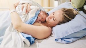 Skin-to-skin contact from birth boosts babies' brain development, study finds