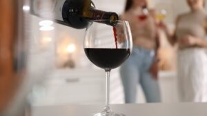 Social networks and maternity: the dangerous success of "Moms of Wine"