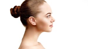 The “blepharoplasty bun” is a hit on TikTok, but this fashion could make you lose your hair according to our experts