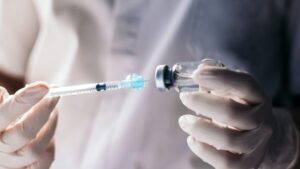 Vaccines against Covid and cancers: what if Professor Raoult's tweet was not so controversial? An oncologist explains it