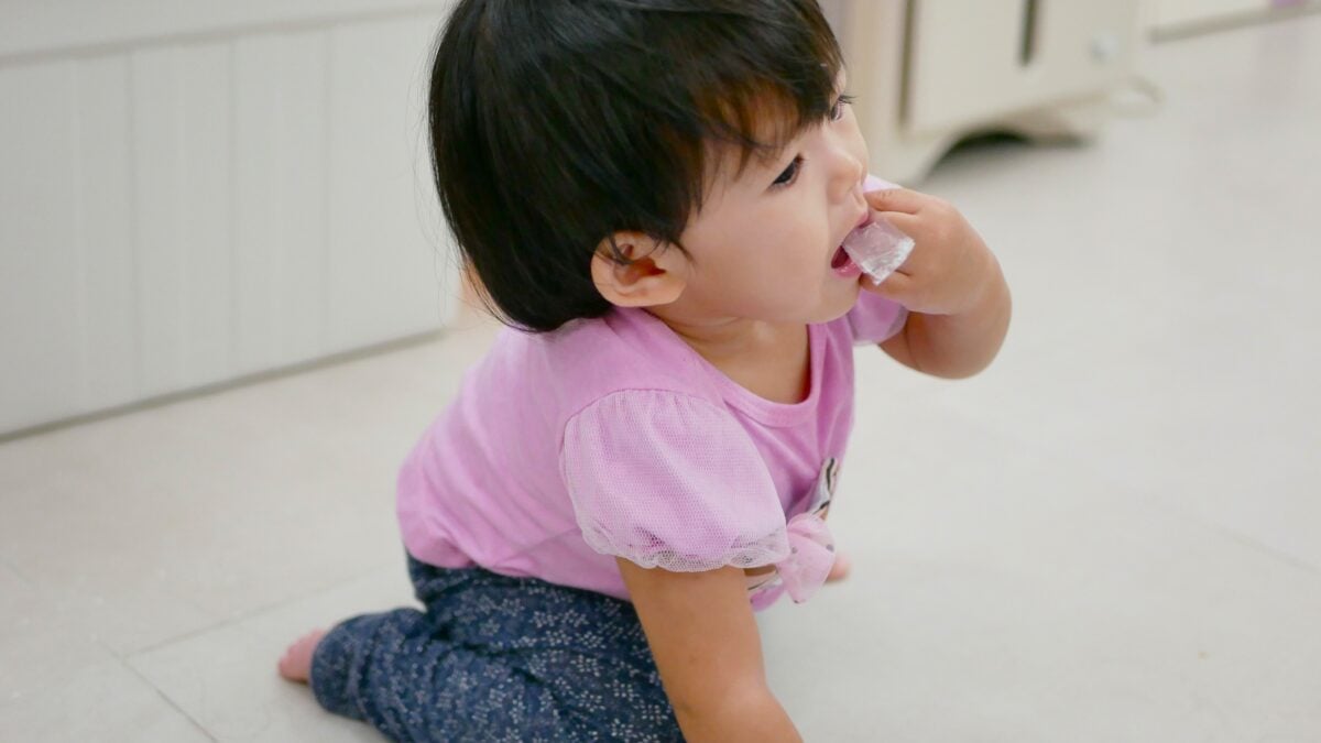 At 21 months, Junior eats cardboard, sand and even his bed... Dr. Kierzek sheds light on this astonishing disorder