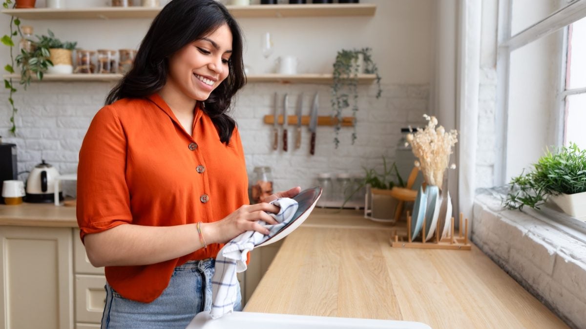 Be careful with your kitchen towels: 4 tips from a virologist to stay healthy