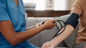 Blood pressure: the bad position of your arm distorts the results, here is the right technique