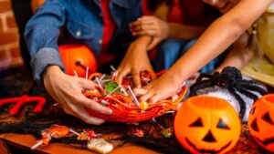 Candy hunt: how to avoid sugar overdose (without ruining Halloween)