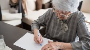 Clock test, a simple tool to detect early signs of dementia like Alzheimer's