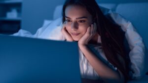 Connected cocooning: why your “multi-screen” evenings harm your brain