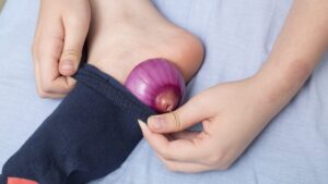 Covering yourself with onions for a cough? The latest TikTok trend deciphered by Dr Gérald Kierzek
