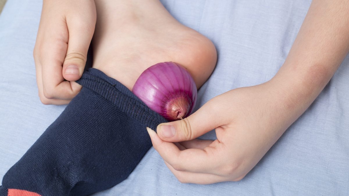 Covering yourself with onions for a cough? The latest TikTok trend deciphered by Dr Gérald Kierzek