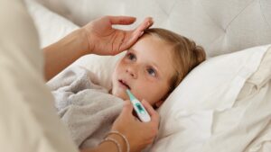 Does your child have a fever? Here's What Doctors Really Recommend Doing (and Not Doing)