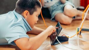 Electrified by his charger in his sleep: a mother's warning after the tragedy of her 9-year-old son
