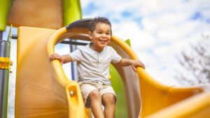 Even before the age of 4, 3 out of 4 young children do not move enough. Here's how to react at home and in daycare!