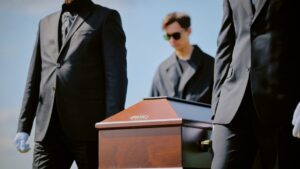 “I almost fainted”: a woman wakes up in her coffin in Thailand, how to explain it?
