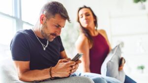 Infidelity: can a simple like weaken a couple? Our psychologist explains what it really reveals