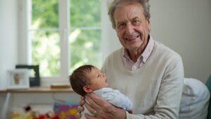 John Levin, star doctor, became a father at 92. What these ultra-late fatherhoods reveal according to a psychologist