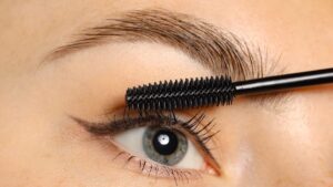 Kim Kardashian's makeup artist reveals this mascara tip for endless eyelashes!