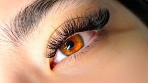 On TikTok, vaseline for longer eyelashes is all the rage: dermatologists are warning about this risky beauty trend