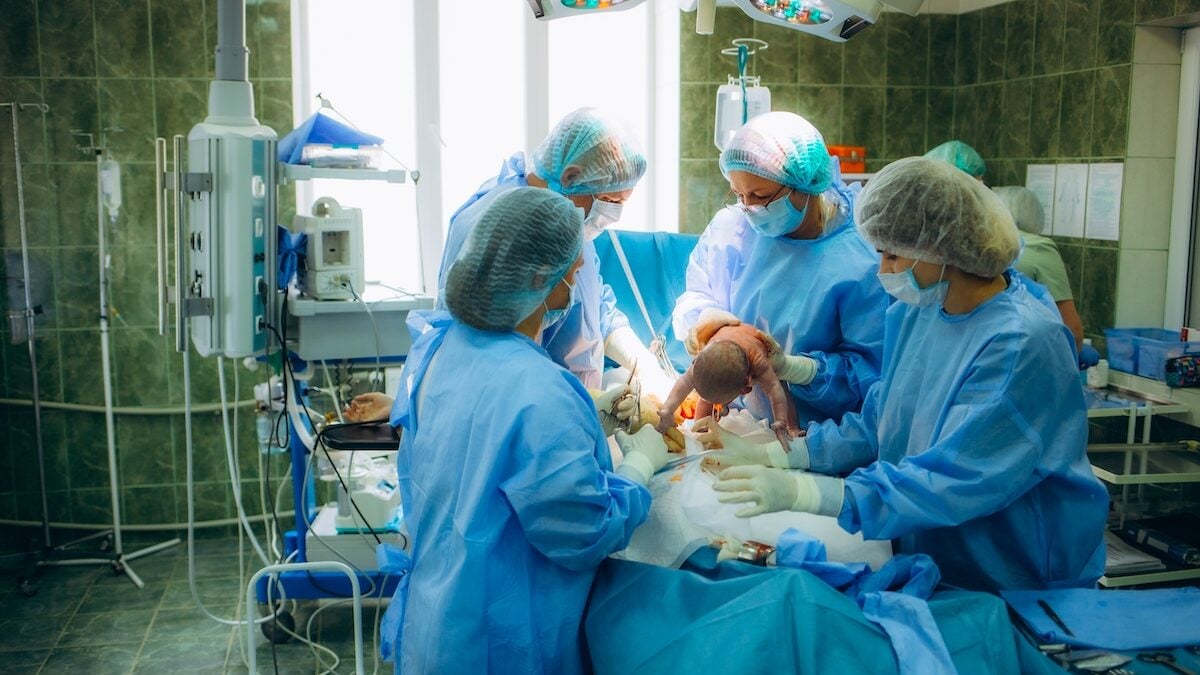 She suffered a cardiac arrest during childbirth: Kayleigh's moving story