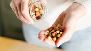 These 4 sachets of dried fruits should be banned from the aperitif, warns Dr Jean-Michel Cohen