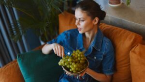 These 6 fruits to snack on in the evening will help you sleep like a baby