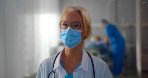 Wearing a mask becomes compulsory again in Paris hospitals, Dr Gérald Kierzek deciphers
