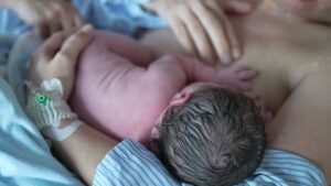 Christmas miracle: while trying to remove a 10 kilo cyst, doctors discover a baby ready to be born!