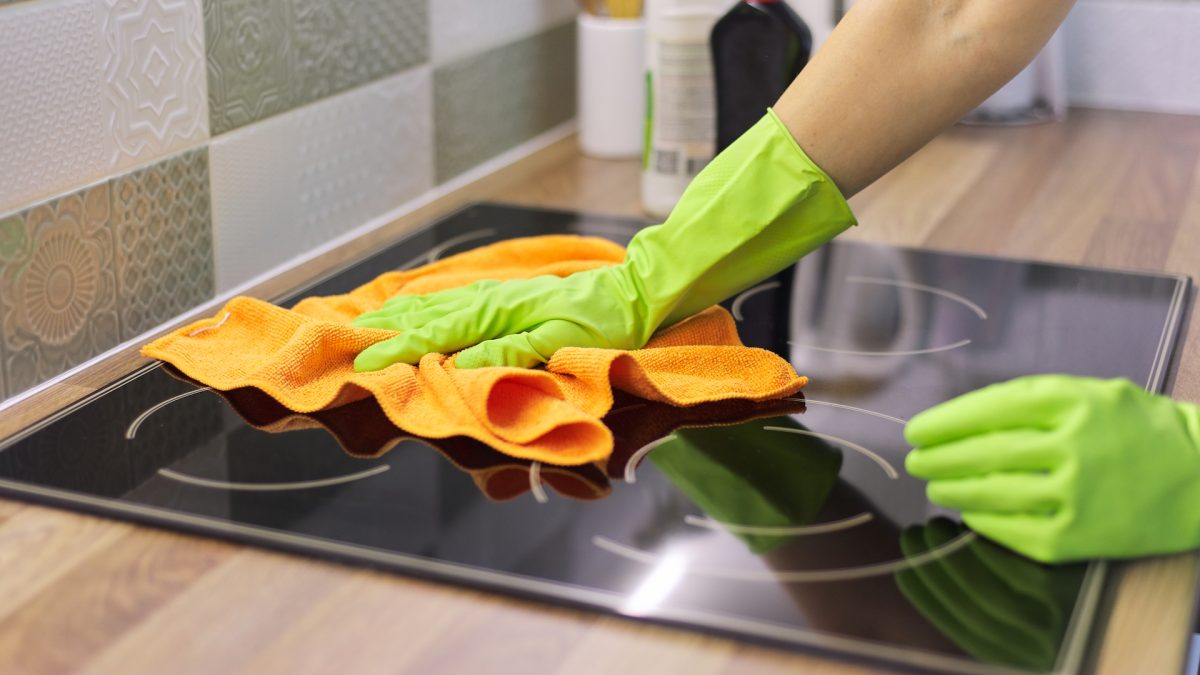 Clean your cooking plates easily using a natural ingredient that you already have at home!