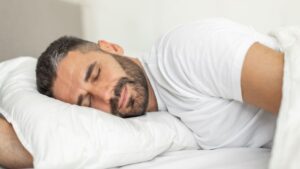 Heartbeat in the ear, this sometimes benign symptom can hide a danger