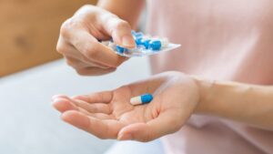 Medication on an empty stomach or with meals? Dr. Kierzek details the right timing to avoid mistakes and the right reflexes in case of forgetting