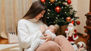Postpartum during the holidays: what new mothers really experience and what we often forget