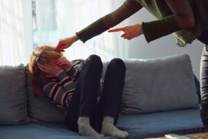 Shocking scene on a TGV: what to do in the face of violence against a child?