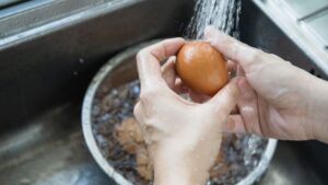 Should you wash your eggs before eating them? Advice from a specialist to avoid risks