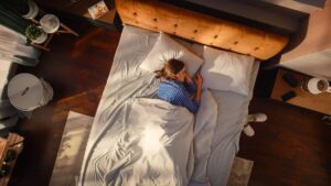Sleeping in the “T. rex position”: a comforting gesture… which could damage your nerves