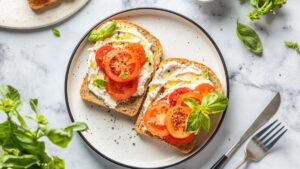 Tomatoes for breakfast? This it-girl ritual can become your health and skincare ally!