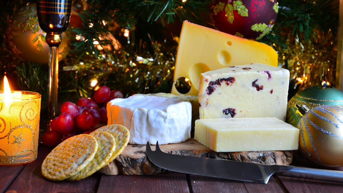 Which light and digestible cheeses should you choose for a festive meal? Our expert gives you her advice on a plate